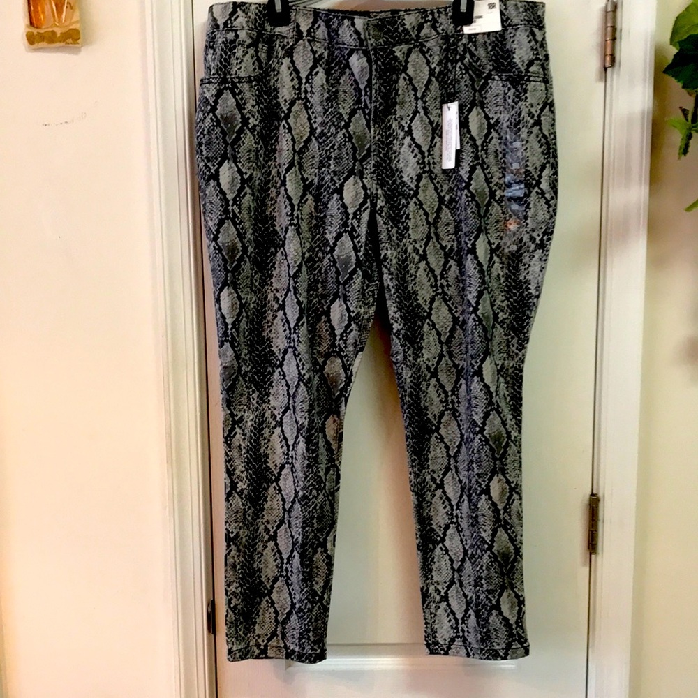 NWTS Snake print Express ankle leggings. Size 18R